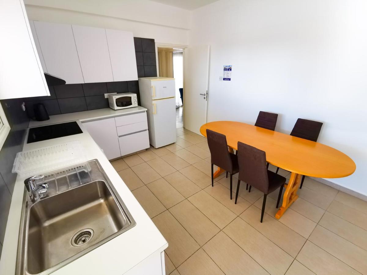 Off Course Seaview Apartment Larnaca Extérieur photo